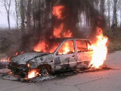 车辆驶进农田后起火 车辆火灾鉴定来查明