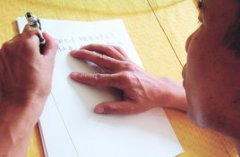 左手打欠条，两次笔迹鉴定还原真相。